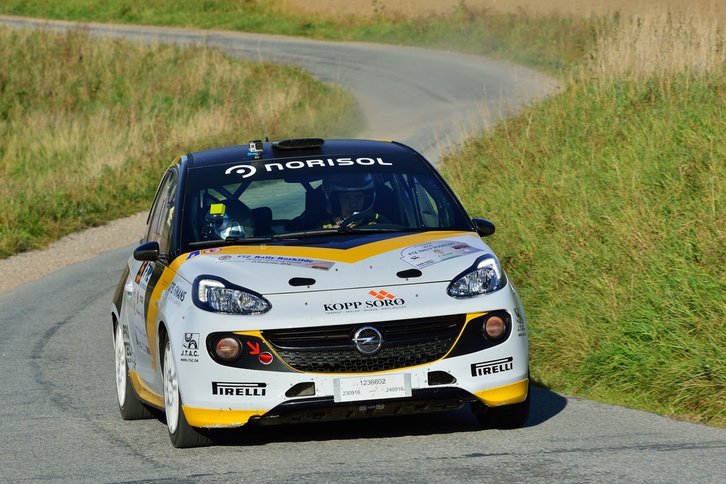 Med fem sejre i fem løb har Jacob Madsen, Line Lykke Jensen og deres Opel ADAM R2 været helt urørlige i danmarksmesterskabet for tohjulstrukne, tunede biler under 1600 ccm
(Foto: Michael Eisenberg)